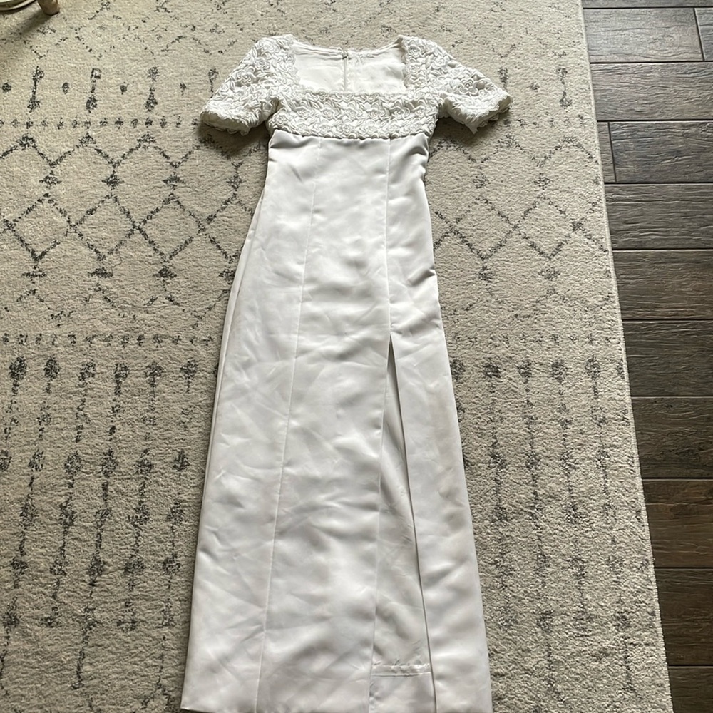 Gorgeous women’s vintage white gown